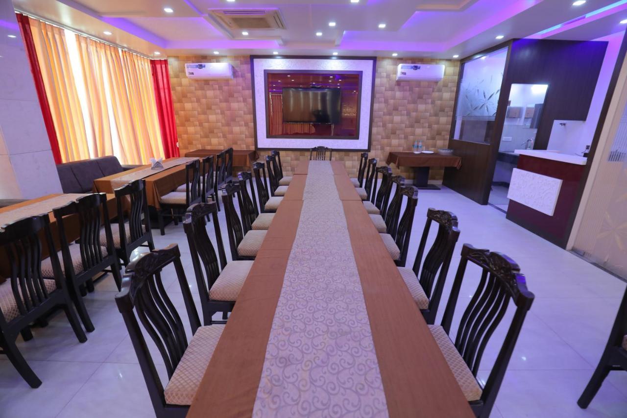 Hotel Sahib'S Red Carpet - The Family & Corporate Hotel Agra  Buitenkant foto