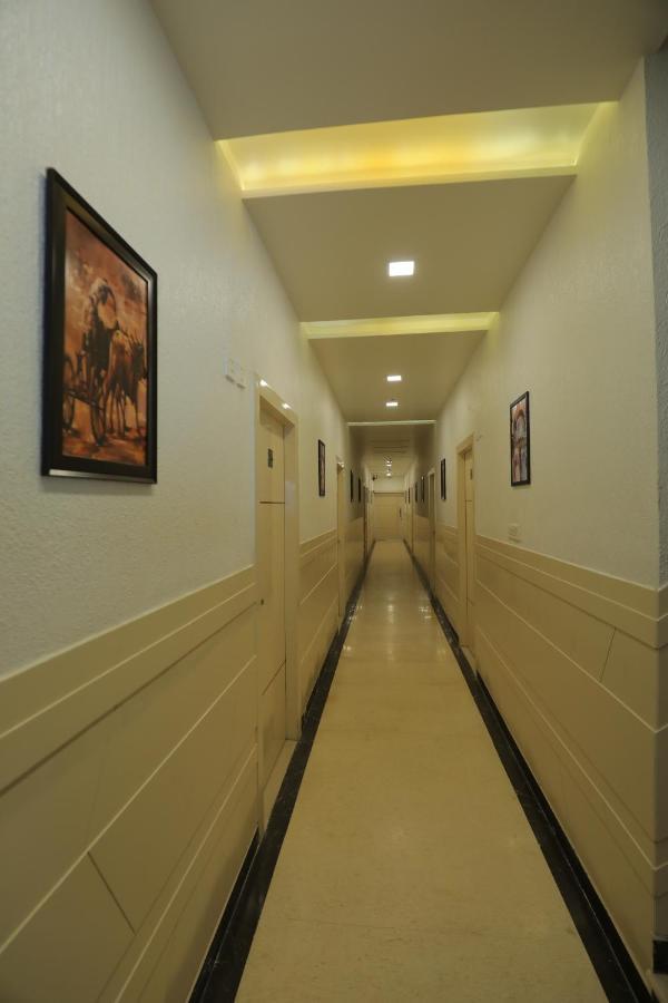 Hotel Sahib'S Red Carpet - The Family & Corporate Hotel Agra  Buitenkant foto